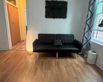 Cozy 2-bedroom apartment in amazing Queens with WiFi, AC - Queens - Living room