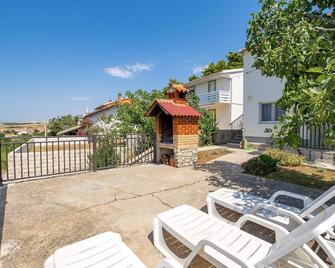 1 Bedroom Lovely Apartment In Vlasici - Vlašići - Balcony