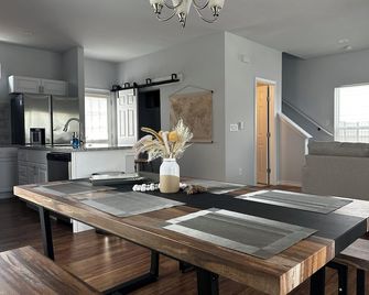 Newly Modeled Family-Sized Condo 5 mins away from Downtown San Antonio! - San Antonio - Ruang makan