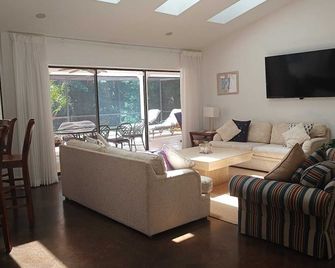 Beautiful House Kings Lake Naples, 5 mins from 5th Ave. - Naples - Wohnzimmer