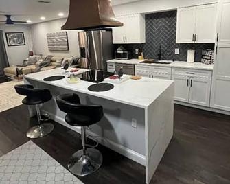 Modern 2 Bedroom Condo in Quaint Neighborhood - Chamblee