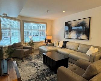Waterfront condo on Mara Lake w/ Hot Tub and Pool - Sicamous - Living room