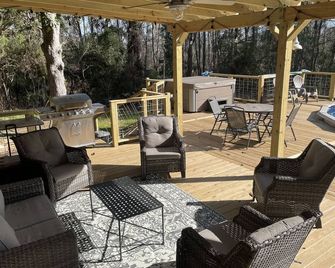 Serene Secluded Cabin - Currently Unavailable - Cleveland - Patio