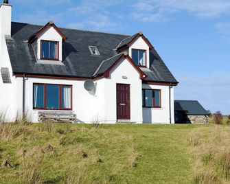 3 bedroom accommodation in Achnacarnin, near Lochinver - Achmelvich - Building