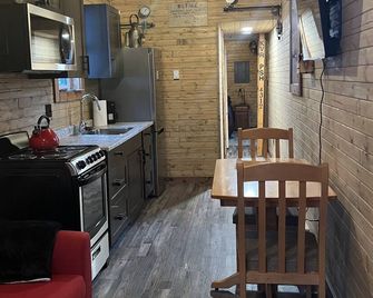 Osprey Lake Caboose beside the Kettle Valley Railway and 2 mins from Osprey Lake - Summerland - Kitchen