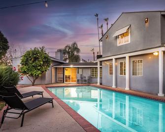 Sunny SoCal Escape 3BR 2BA Bright home with pool - Woodland Hills - Piscina