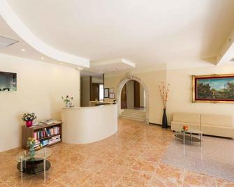 Aktiv Hotel Eden - Dro - Front desk