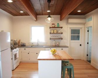 Redwood Bungalow Built In 1923, Newly Renovated - Crescent City - Køkken
