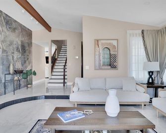 Luxury 4 BR w/ Serene Lake Views - Spring Valley - Living room