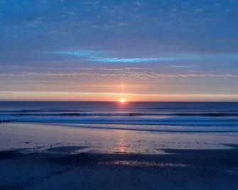 Sea Front Apartment - Hornsea - Beach