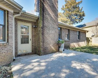 Lovely Decatur Home with Yard about 6 Mi to Town! - Decatur - Building