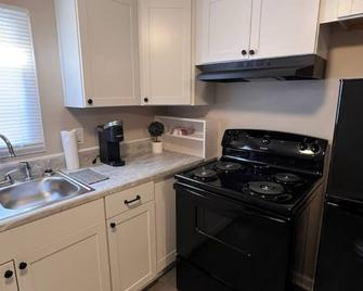 Skipper 1: Cozy 1-bedroom apartment with AC, WiFi in fabulous Rockingham - Rockingham - Kuchyň