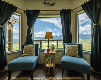 Hollenback Heights Epic Views! - Eureka - Living room