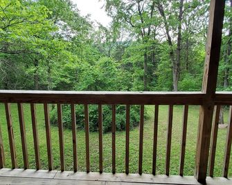 Romantic, country cabin for two with oversize jetted tub - Holiday Island - Balcony