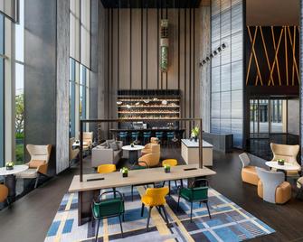 Renaissance Qingdao Hotel - Qingdao - Bar