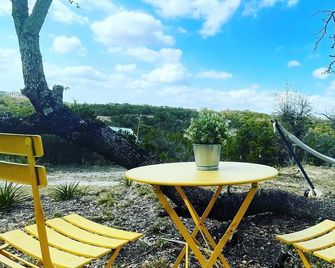 Alchemy Cabin @ 13 Acres - Stay/Shop/Yoga/Meditate - Dripping Springs - Patio