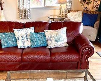 Romantic Riverfront Retreat with Covered Deck & Fire Pit-walk to Beach! - Seaside - Salon