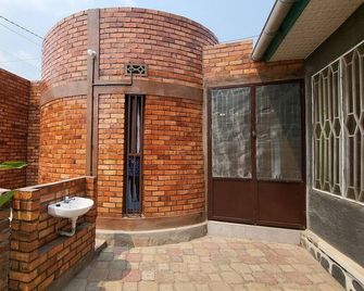 Simba Guesthouse, Secure Full-Service New Retreat in Compound - Bujumbura