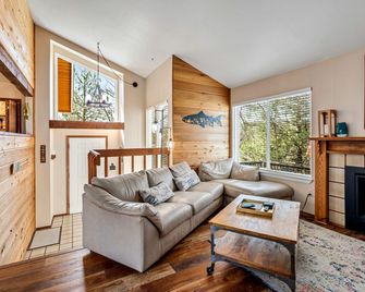 Kathy's Korner - Pet Friendy with Large Deck! home - Groveland - Huiskamer