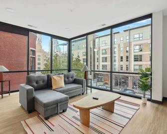 CozySuites Mass with parking lounge & roof deck #37 - Indianapolis - Sala