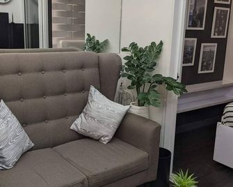 Cozy 1-Bedroom Hideaway: Your Home Away from Home - near malls & restaurants! - Pasig - Living room