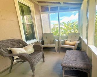 Pet-Friendly 2br | Fenced Yard | Near K-State & Aggieville - Manhattan - Balcony