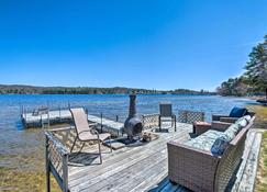 Lakefront Naples Retreat with Docks and Fire Pits! - نابولي (ماين) - شرفة مرصوفة