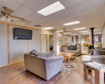 Large 4 BR home, tucked away in the trees - Big Spring - Lounge