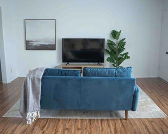 Clean 1BD Apartment by the Ocean - El Segundo - Living room