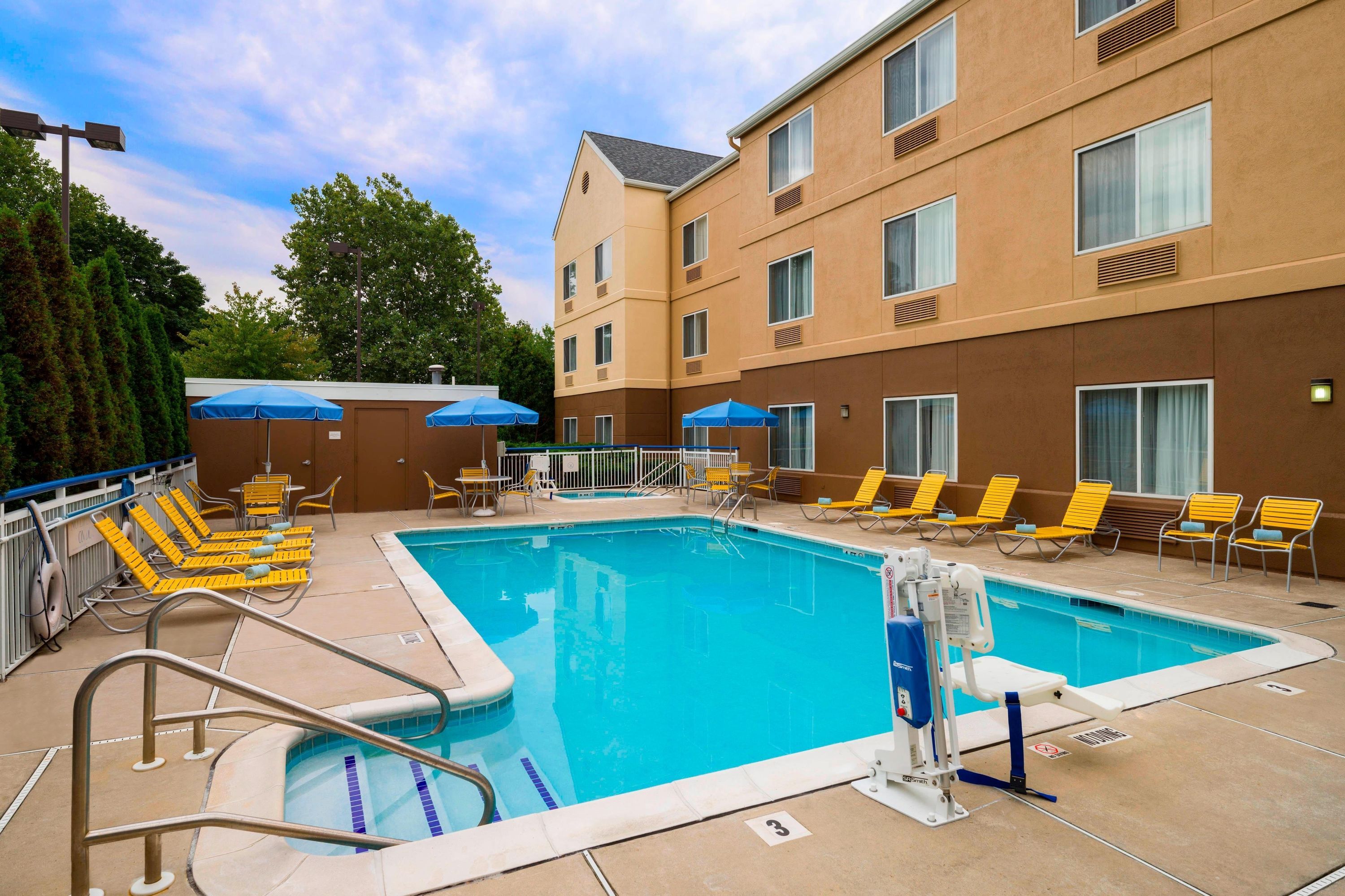 Fairfield Inn & Suites by Marriott Allentown Bethlehem/Lehigh Valley Airport - בית לחם - בריכה
