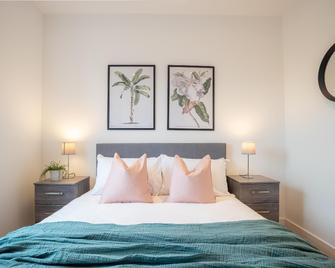 Deluxe & Chic 1 & 2 Bed Apts Near Heathrow, Legoland, & Windsor Slough By Belvilla - Slough - Bedroom
