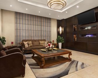 Ramada by Wyndham Bishkek Centre - Bishkek - Vestíbul