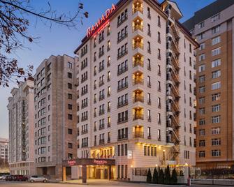Ramada by Wyndham Bishkek Centre - Biskek - Edificio