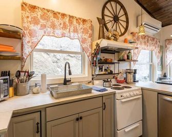 Blue Ridge Blowing Rock Cottage, Hot Tub, Pond, Acres to Explore! Close to App Ski Mountain! - Blowing Rock - Kitchen