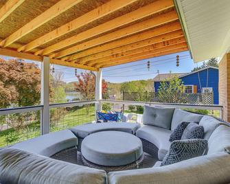 Lakefront Kingsport Home with Private Hot Tub! - Kingsport - Balcony