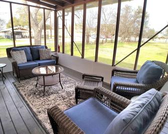 Charming Three Bedroom Home In Liberty Hill - Liberty Hill - Sala de estar