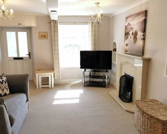 Hillside Farm Cottage - Grange-over-Sands - Living room