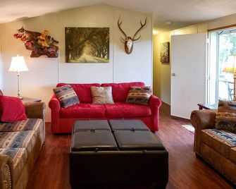 180-Acre Farm The Lodge in Klingerstown! - Dauphin - Living room