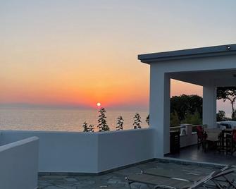 Stunning villa in Samos with spectacular views of the aegean sea and sunset - Samos - Balkon