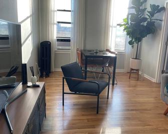 Cozy 1-bedroom apartment in excellent Queens Location with WiFi - Queens - Salon