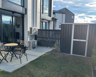 Cozy Townhouse by the river with indoor fireplace - Wanaka - Patio