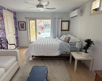 Stunning Lakefront Retreat 1 Hr from Toronto - Cobourg - Habitación