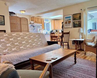 Peaceful, Fully Equipped Cabin Near Beach & Town, Certified Nwf Wildlife Habitat - Seaview - Living room