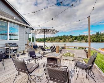 Entire waterfront property with hot tub, fire pits, patio & private beach access - Shelton - Патіо