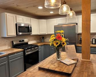 Linden Cottage - comfort, connection, convenience - Plaistow - Kitchen