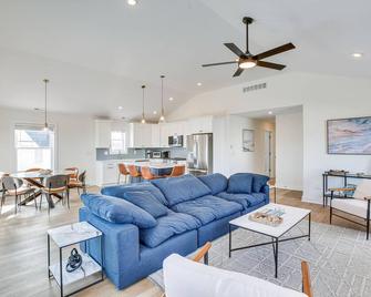 Spacious Wildwood Condo Walk to Beach! - Wildwood - Living room