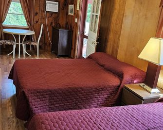 The Gold Eagle Cottage 6 - Lake George - Bedroom