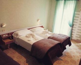 Hotel Elvira Fiuggi - Fiuggi - Camera da letto