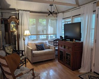 Wine Country Cozy Home Away in the Woods - Riverhead - Living room