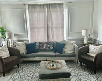 Amazing Modern house with a full kitchen and parking - Smyrna - Living room